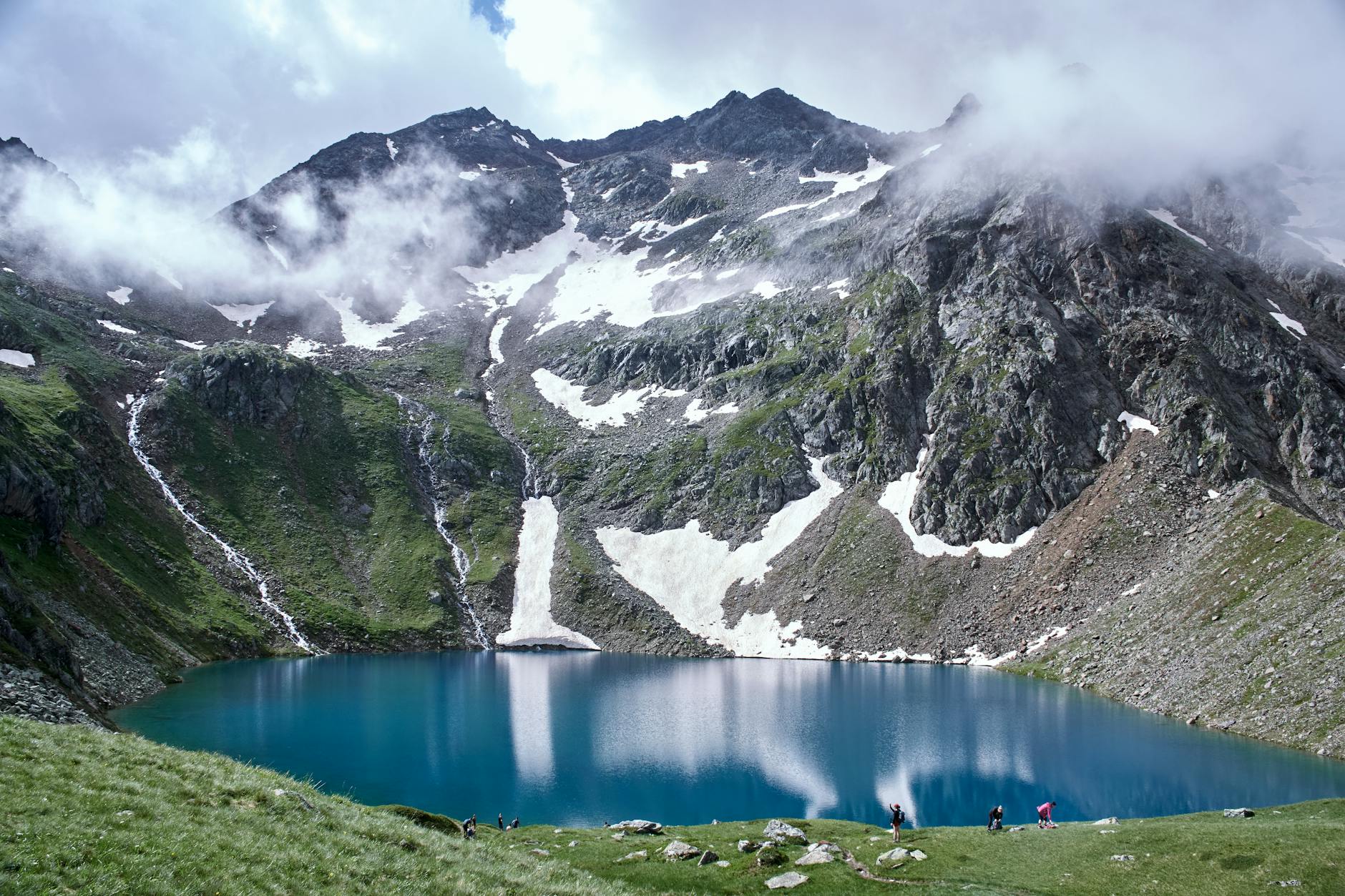 Lago alpino circondato da foreste di conifere