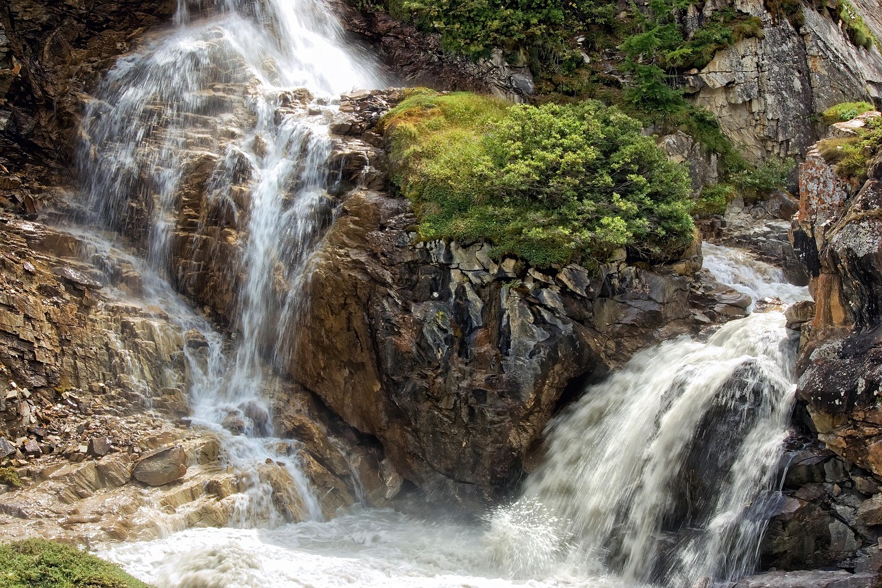 Cascata spettacolare tra le rocce alpine
