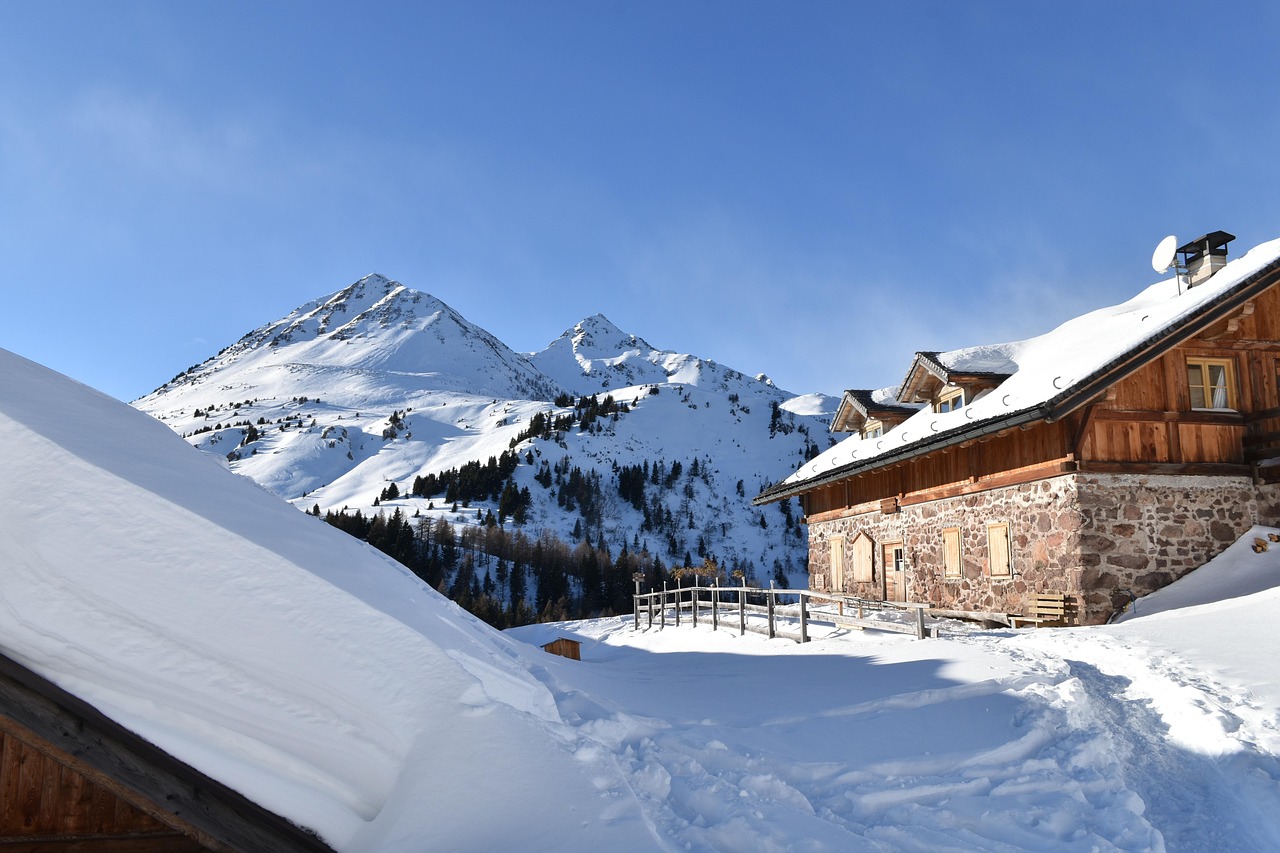 Piste da sci innevate con panorama sulle Dolomiti di Brenta Comprensorio sciistico con piste innevate e montagne sullo sfondo