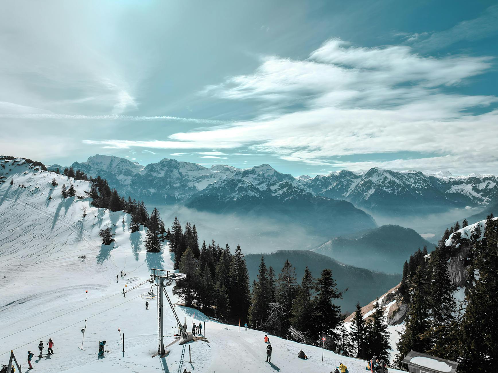 Sciatore sulle piste innevate delle Dolomiti