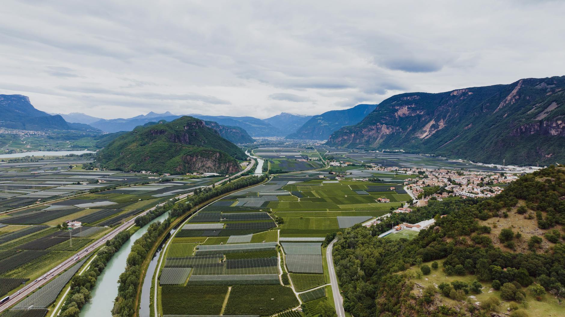 Alpental des Trentino zwischen Wäldern und Bergen